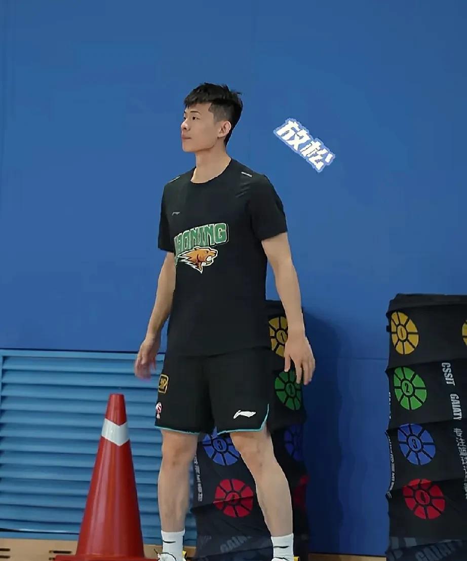 杨鸣指挥辽篮队员训练，一脸严肃
辽宁男篮目前每天还在积极的训练，杨鸣指导也是每天