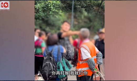 “冤不冤！”7月25日，贵州贵阳，一男子到当地景区玩耍，看到保安大爷拿着弹弓“打