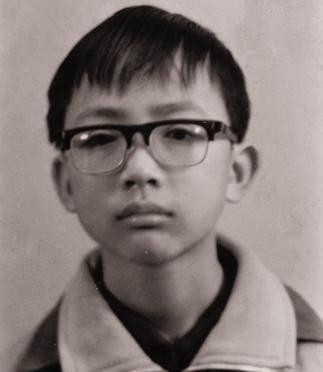 1988年，15岁赖宁因扑救山火牺牲，随后他的故事被收入教材。可是2012年又将