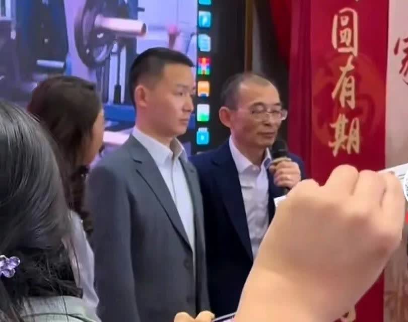 难怪谢越即使拿出1000W的奖金，也没有人把谢浩楠找出来，其实两个人长得不是很像