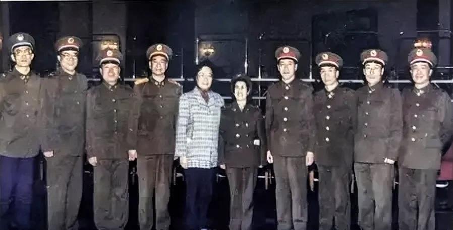 1995年12月27日，“银河-I”获国家科技进步一等奖颁奖后合影。左起：谈正信