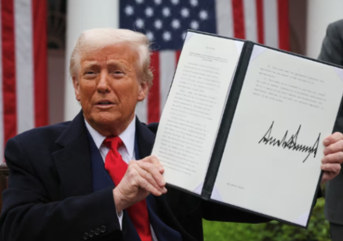 中美关税休战结束前最后一刻，特朗普签字了

12日中美几乎在同一时间发布公告，确