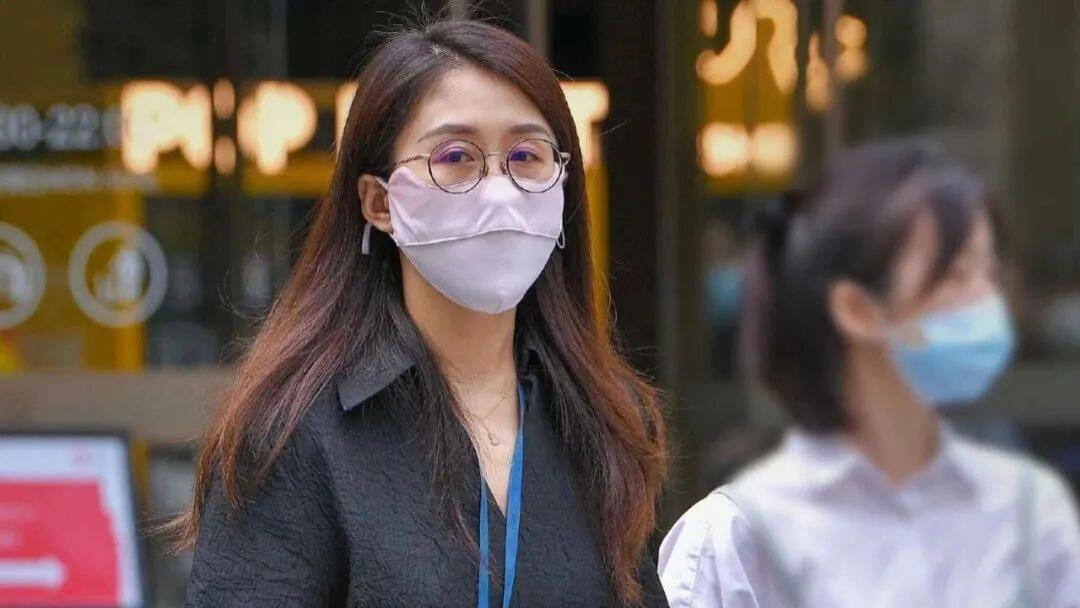 深夜福利！盘点真实生活中无意间拍到的丝袜美女，有些阿姨也格外好看