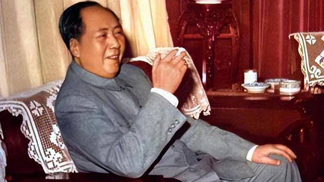 1979年李光曦演唱《祝酒歌》，席间李先念站起身来，主动鼓掌叫好