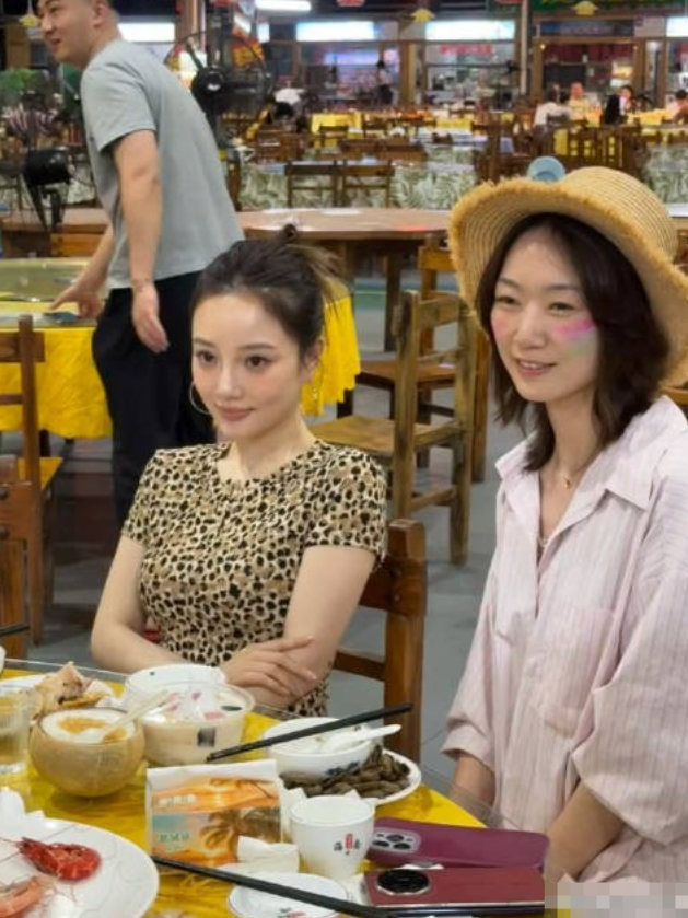三亚吃饭偶遇李小璐，合照不拒绝看起来很有明星范儿