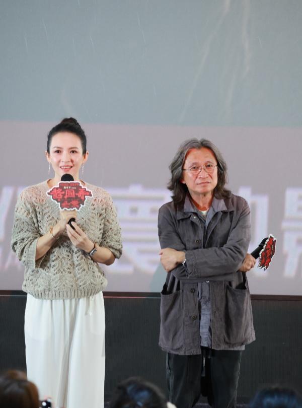 近日章子怡和陈可辛现身上海，两位站在一起像一对父女，他们的关系很融洽。
章子怡上
