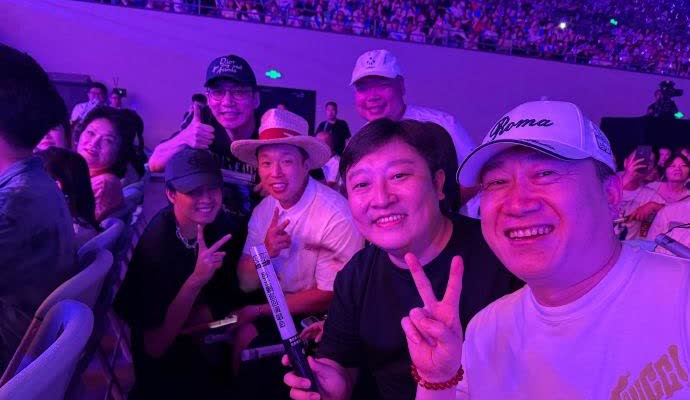 岳云鹏的非要唱演唱会，愣是开成了德云社的家庭派对。

头天靳鹤岚、张九龄这帮