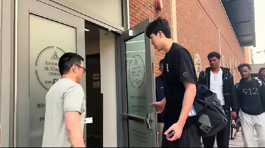真匆忙！杨瀚森试训步行者，一站接一站！
杨瀚森近日在步行者试训完，因为训练的内容