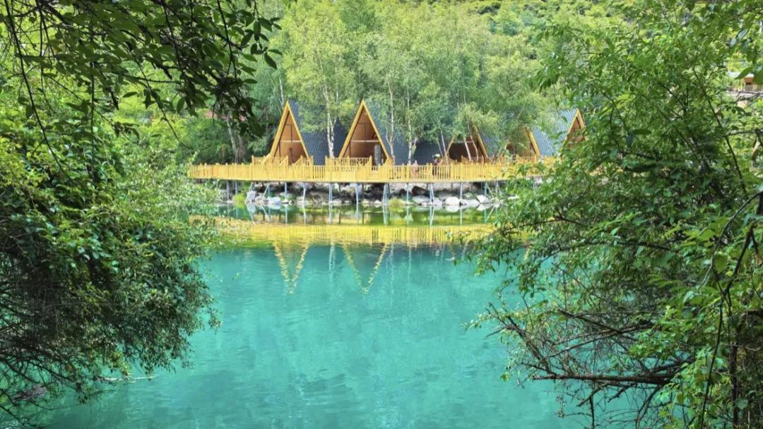 动车1h直达“小九寨”，海子比玻璃还透，森林比空调还凉，人少不挤