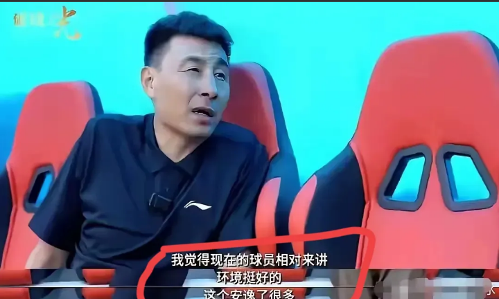 终于知道国足为何越来越差劲，原因实在是让人无语。

李玮峰说，国内球员宁愿在家里
