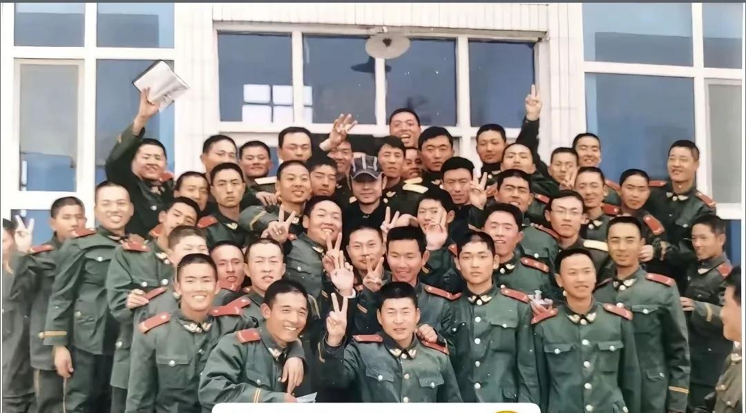 亮点在哪里？刀郎在哪里？[我想静静]
无意中刷到这张图片，这是一张兵哥哥的合照，