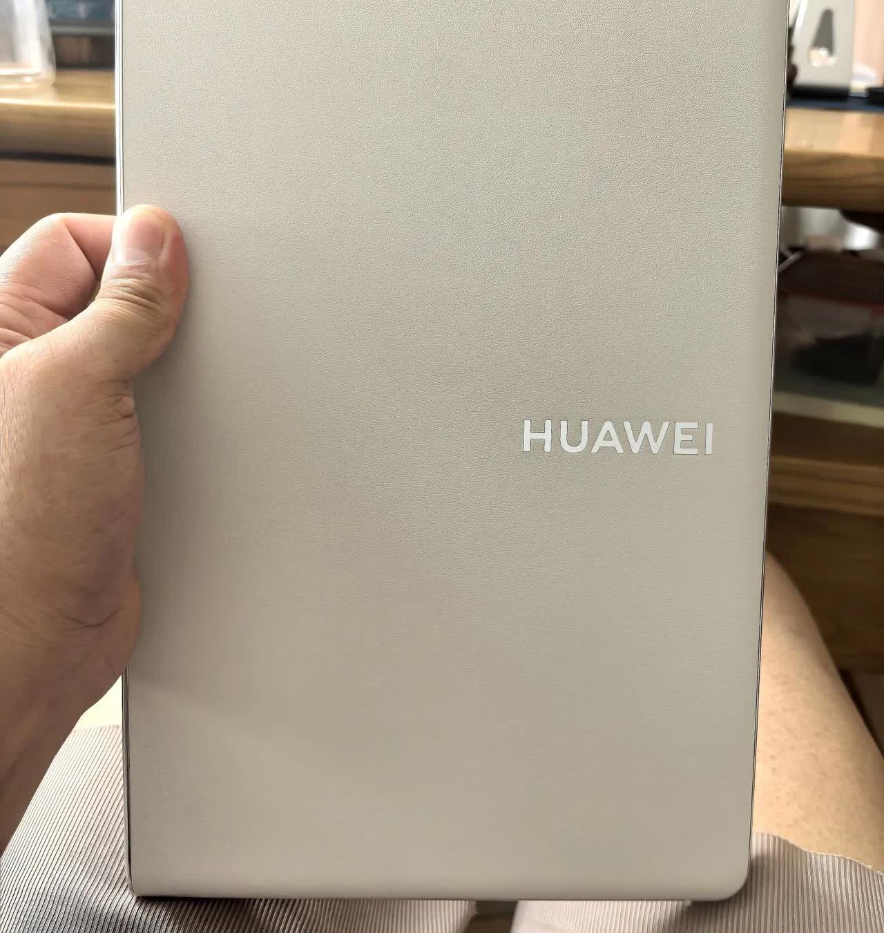 华为matebookfold终于到货了，简单聊下我的使用心得：简直就是笔记本电脑