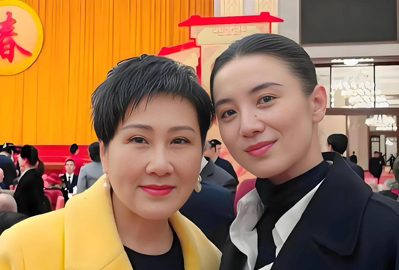 眼前的靓女，是当今演艺界的两位明星大腕，在银幕上，她们曾经塑造了令人难忘的人物形