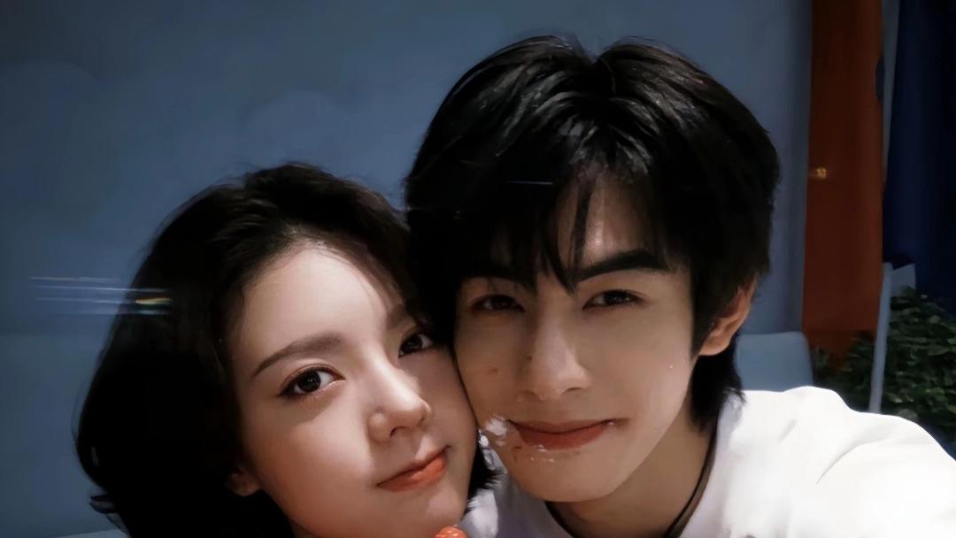 龙麦同框甜度超标：这个贴脸比心让全网直呼"太会了"