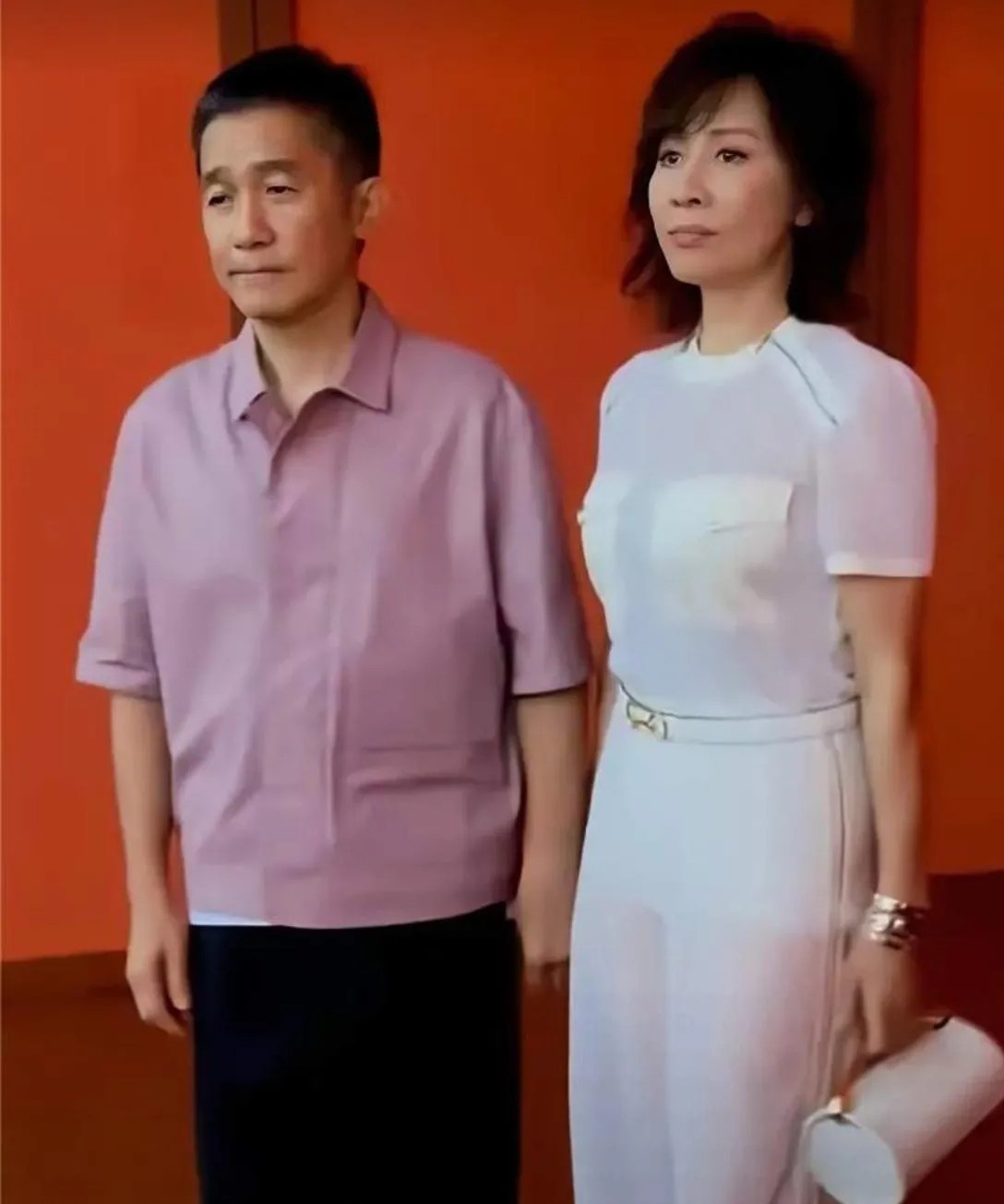 哇塞，梁朝伟虽染成了黑发，但眼角耷拉，耸肩驼背，无精打采，看上去俨然一个小老头了
