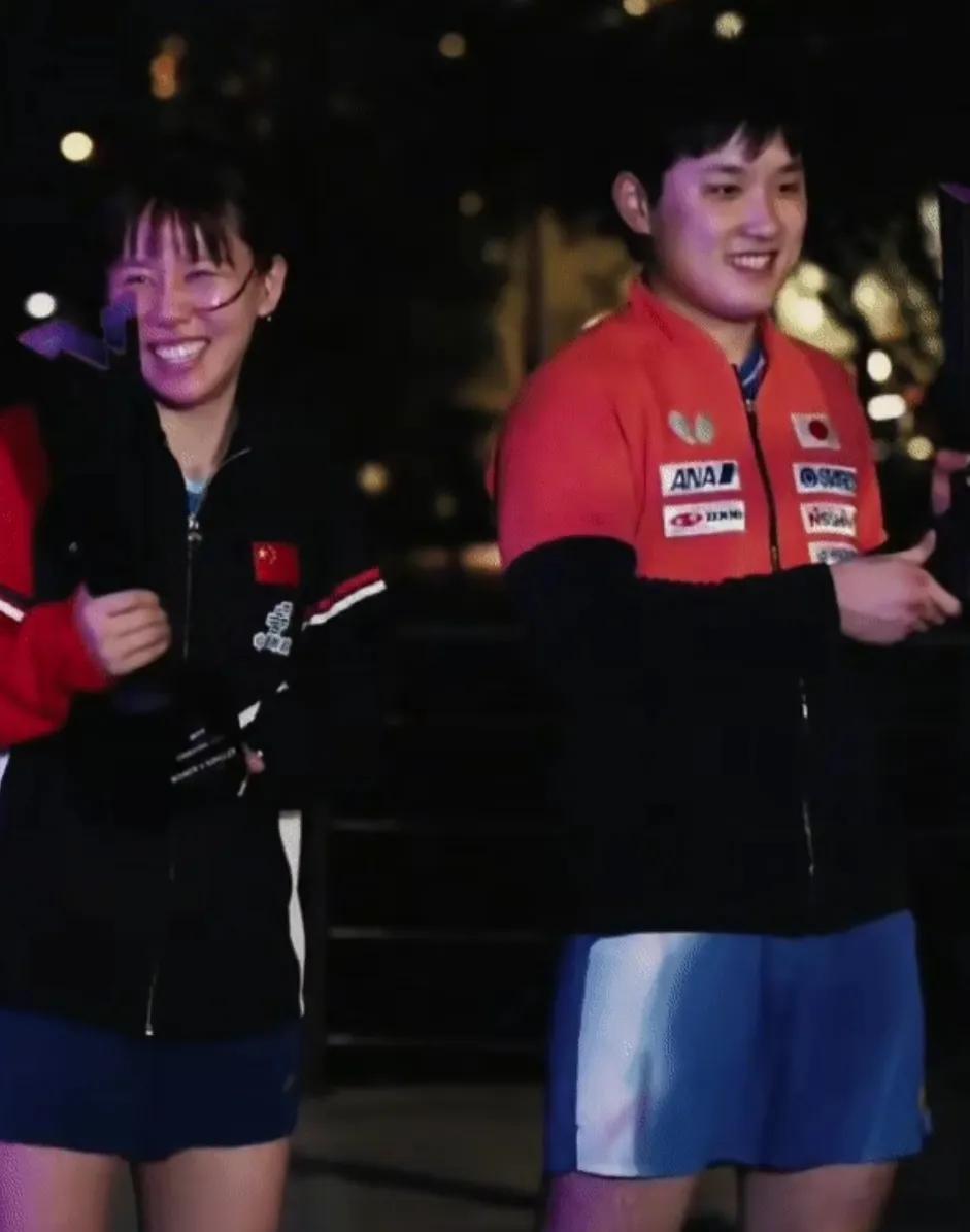 同同横滨冠军赛夺冠后跟张本智和拍摄城市宣传照。
这是wtt的固定流程。
同同笑的