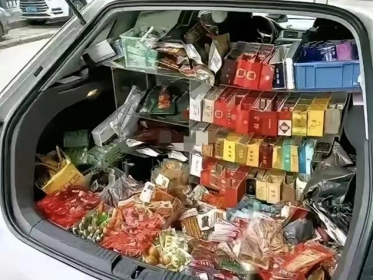别人高速怕堵车，这哥们就怕高速不堵车