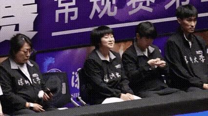 松弛感满满的莎莎！
深大有比赛的时候莎局范儿上线，当场外指导邹邹巴巴的，看着队友