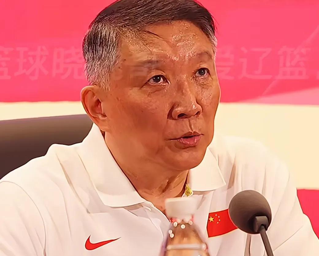 宫鲁鸣指导铁腕治军，第一个就拿李梦开刀，李梦退出国家队。  



这则消息迅速