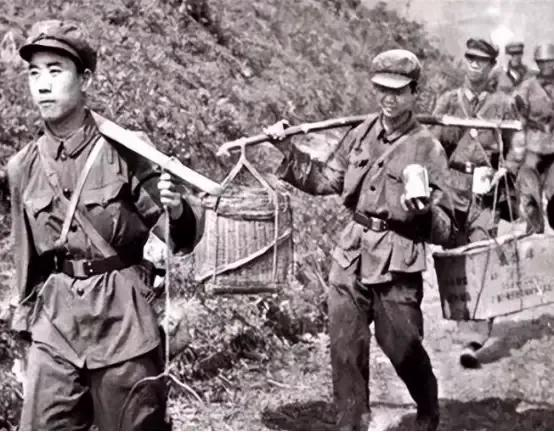 1979年，对越自卫反击战中，炊事员陶洪礼在送饭途中，遇到一个越军哨所，他干掉越