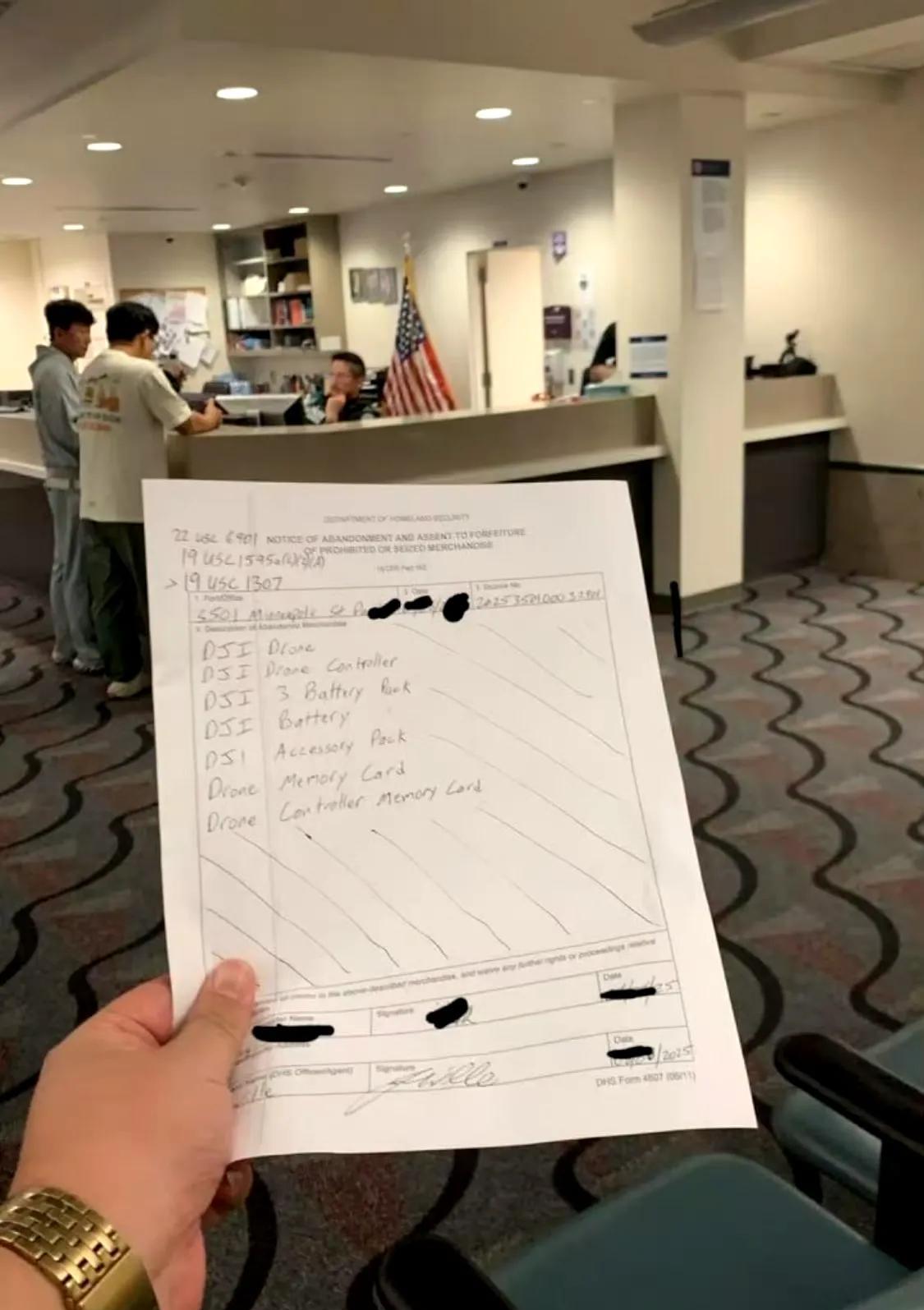 男子带高配大疆无人机入境美国，无人机被扣押，跟海关起冲突全家遭吊销签证遣返。
真