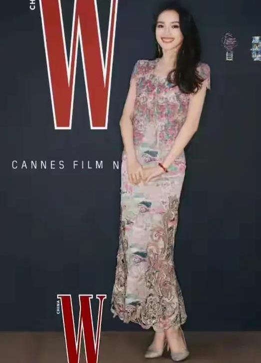 她演电视剧非常有气场，演技好，又入戏，虽然算不上国色天香，但绝对是气质型美女
