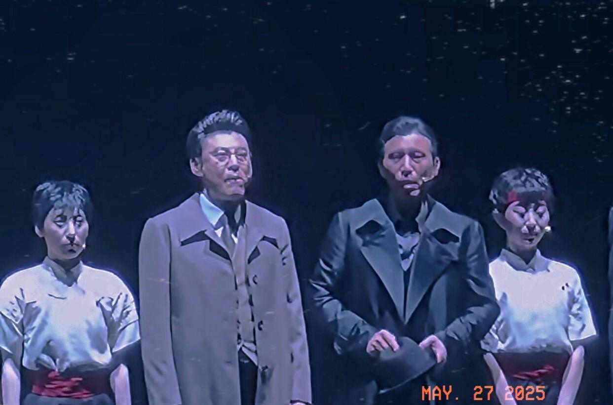 真怕辛柏青熬不过去
辛柏青目前的状态应该是非常差的
据说孩子在学校经常抱着他妈妈