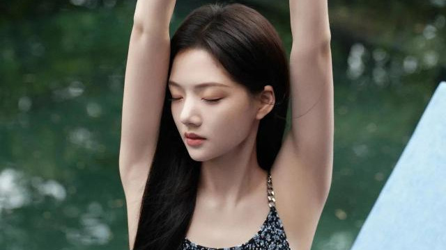 任敏一袭碎花连体裤，尽显女性的柔美与优雅