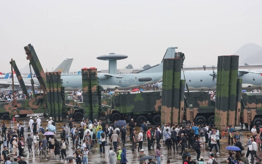 巴空军一把手上将端坐指挥室，背后一水的中国货，印度输的不冤枉