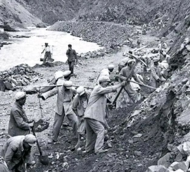 1952年，在我军驻藏部队的营地，突然有1个人冲进18军军部，推开警卫员，一个箭