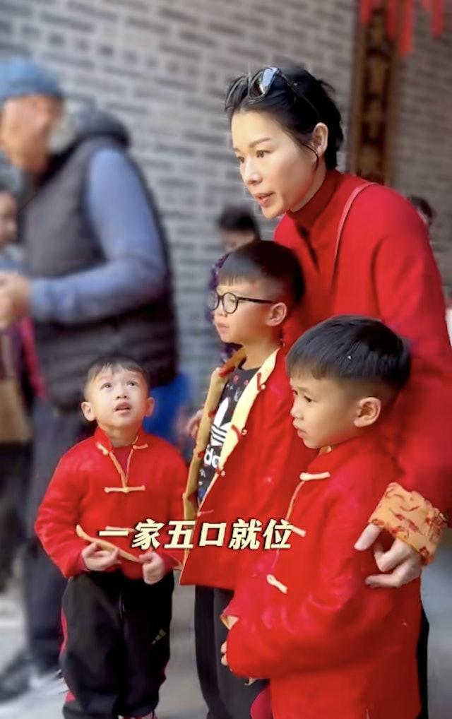 胡杏儿一家五口回祖村祭祖上香，穿红衣做传统客家新抱挑扁担！
45岁视后胡杏儿与圈