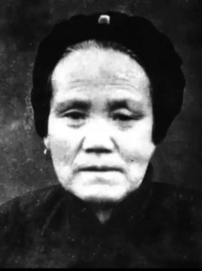 1944年，一个寡母的4个儿子都在战场上牺牲了。她把一团棉花塞进最后一个儿子嘴里