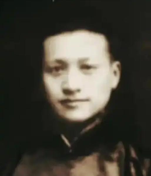1940年6月18日，上海爱文义路小沙渡路口，电车亭旁人头攒动。张金宝藏在人群里