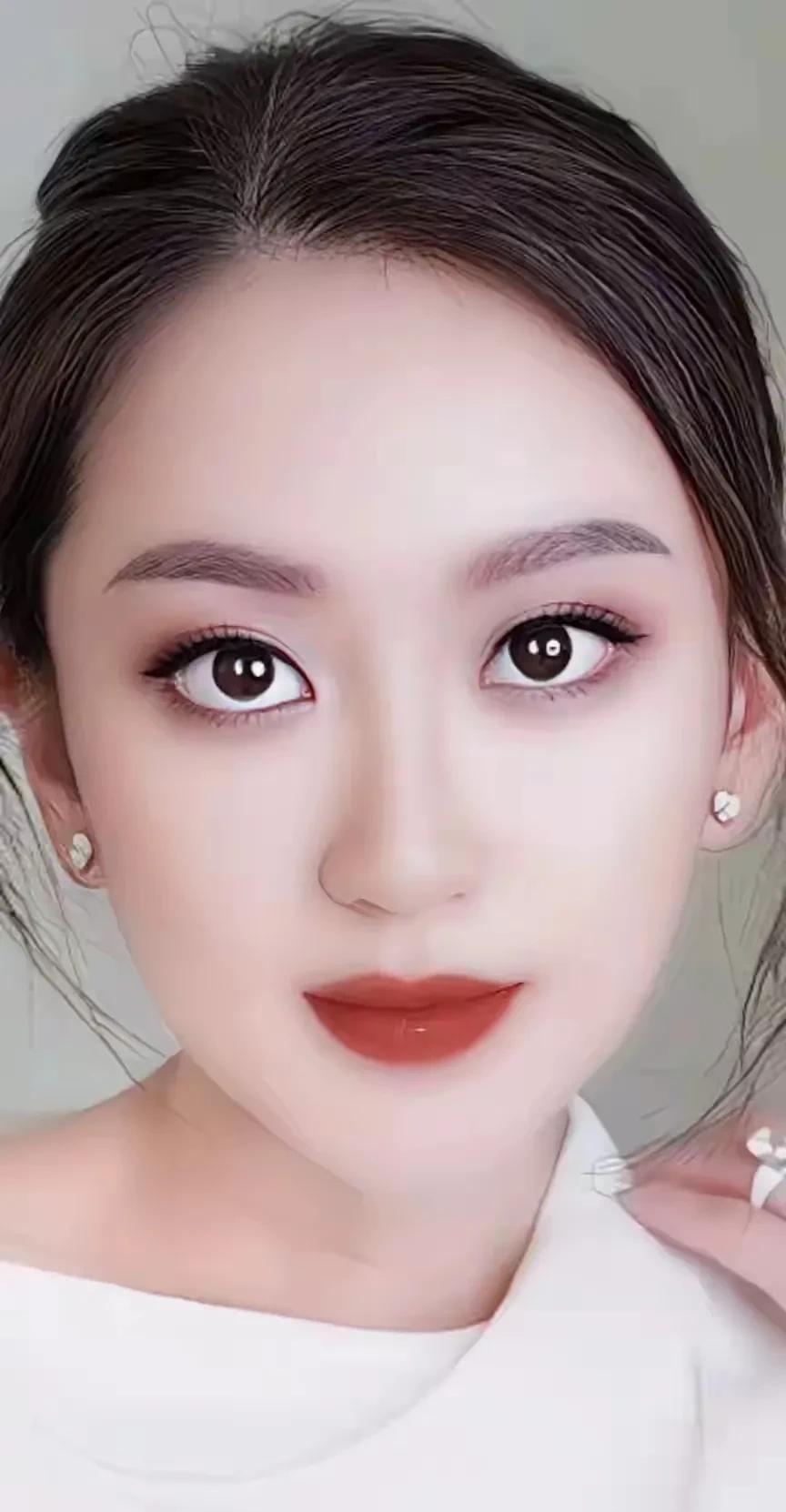 泰国总理府深陷青瓦台的魔咒，近几十年的泰国总理，其执政不久便被一股
很难说清道明