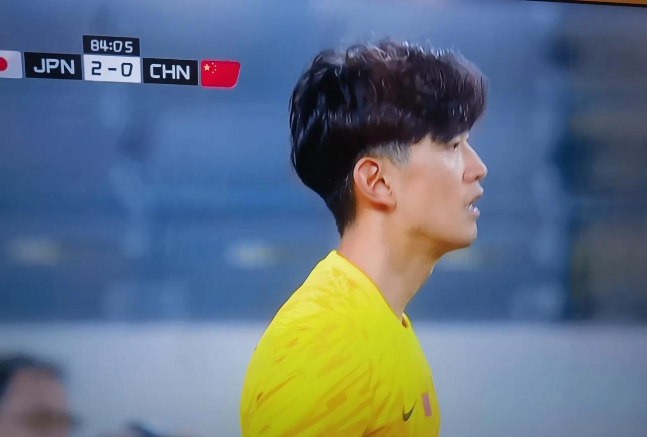 国足对阵日本的比赛，没想到的场面出现了！
国足0：2落后日本男足，比赛已经到85