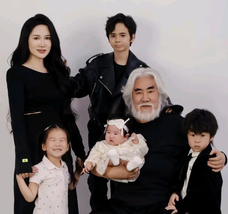 74岁张纪中，愁得白头发都要掉了

他怎么也想不明白

离婚都9年了，孩子生