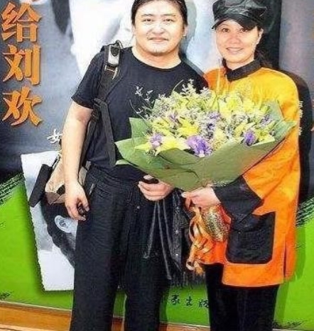 1988年元宵晚会结束后，刘欢与同游的主持人卢璐相处9天后，在分别时，火速向卢璐