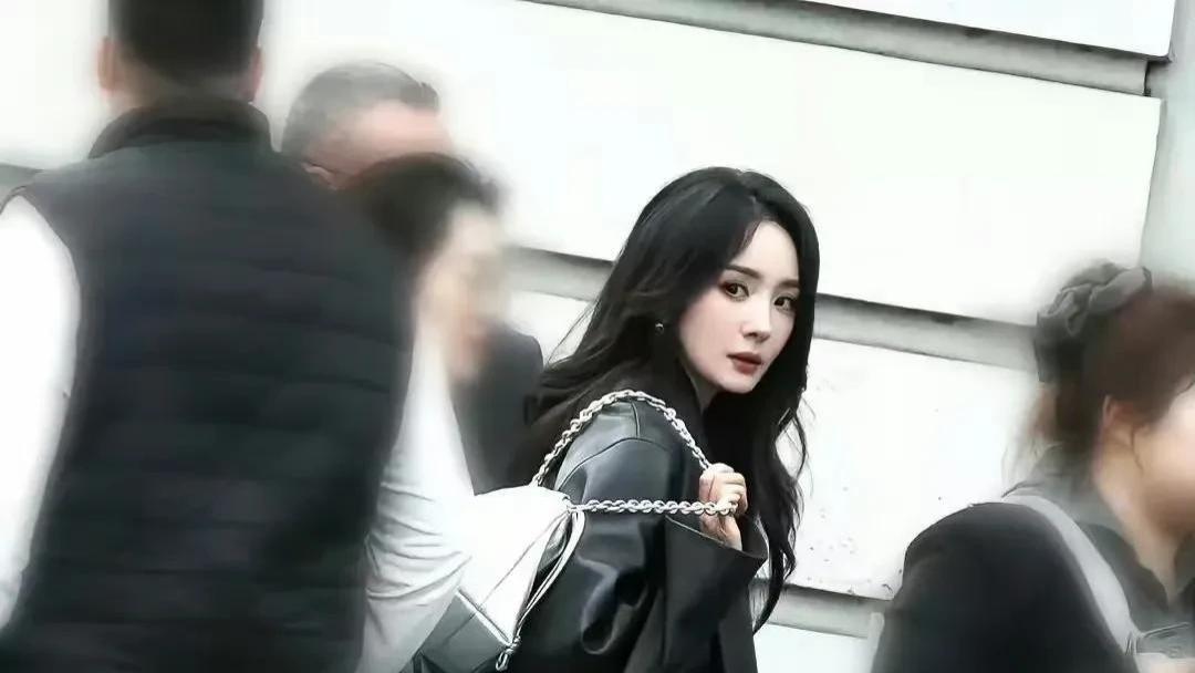 杨幂这条裤子那么长，走在路上或者是厕所 拖到什么东西想想都恶心