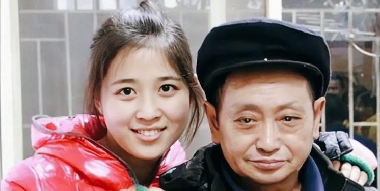 1990年，重庆一个36岁的光棍在雪夜里面捡到了一个弃婴，含辛茹苦地将她拉扯长大