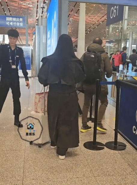 最近，王诗龄的一组街拍生图火了。她身形圆润，走路姿势像极了李湘，被大家调侃为行走