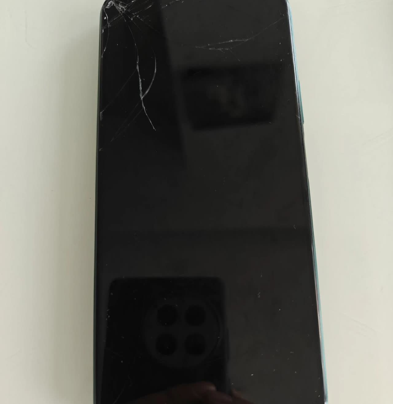 我可能是最抠的九零后之一吧：

一个2000多的手机用了快五年，屏幕摔坏没法