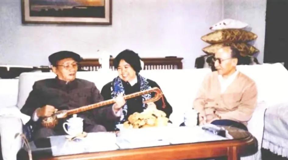 90年代，毛主席的次子毛岸青和妻子邵华在新疆赛福鼎家中，弹起
了维吾尔族乐器热瓦