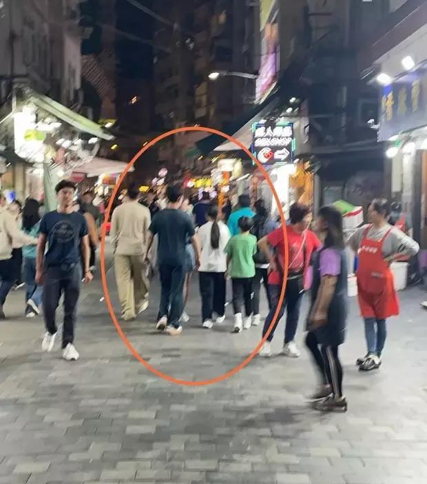 汪小菲一家四口前往香港庙街游玩。一家四口的画面，满满的温馨，满满的感动。
一双儿