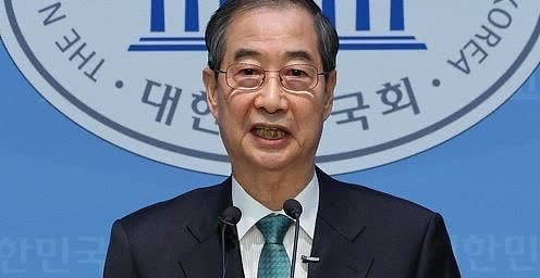 【韩国前国务总理韩德洙接受传唤调查】当地时间22日上午，韩国前国务总理韩德洙抵达