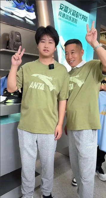 孙卓也开始直播了，

这会不会耽误学习呢？

我觉得孙卓还在上学，还是不要让他过