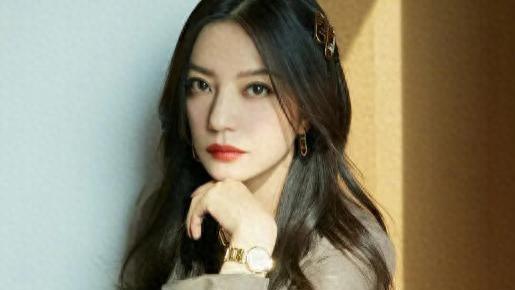 "娱乐圈的奇事！赵薇被拍婚礼现场，黄晓明那句话果不其然变成现实"