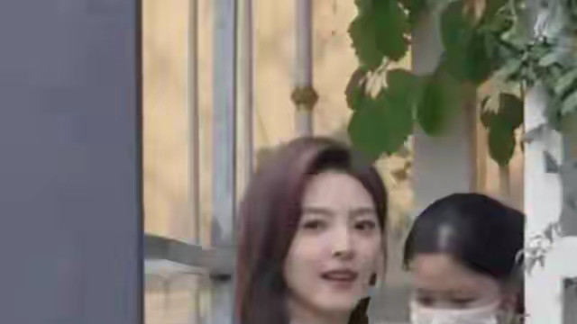 章若楠穿搭，把松弛感穿成日常的清甜范本，真是太迷人了。