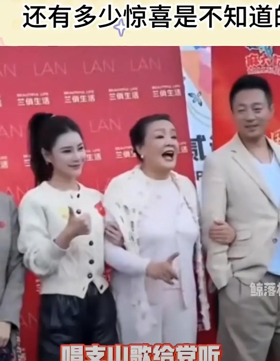 唱支山歌给党听，我把党来比母亲……
这只脍炙人口的歌，我们从小唱到大。
可是，张