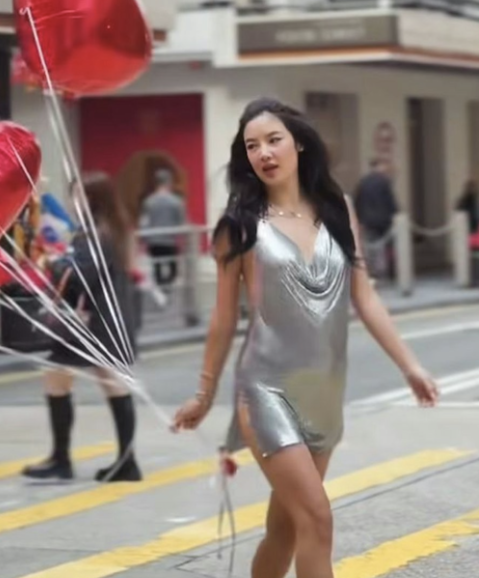 45岁乐基儿减肥成功，回香港穿短裙身材苗条，离婚后兼职教瑜伽