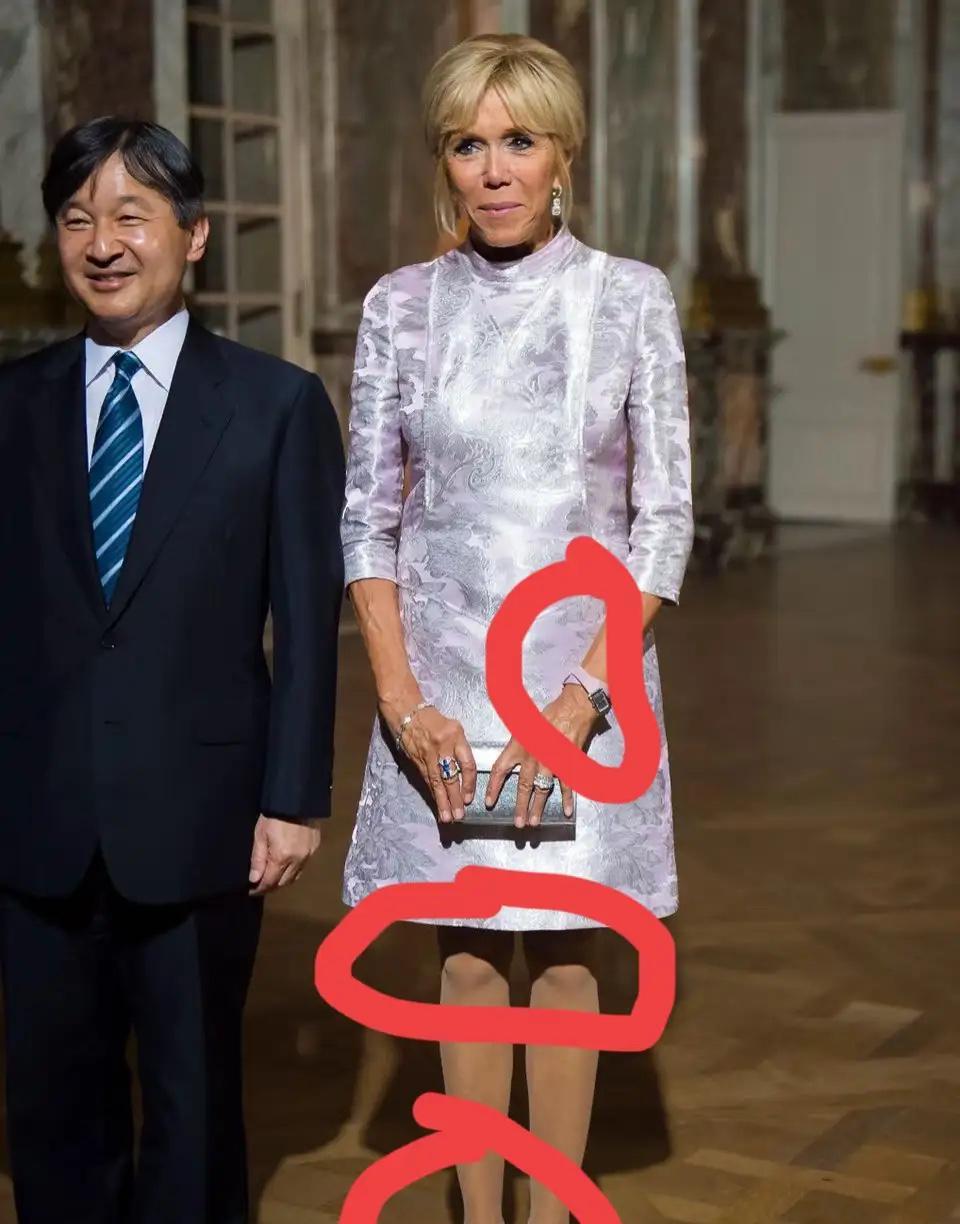 万万没想到，
马克龙痴迷72岁老婆，不是图她年纪大，不洗澡，也不是图她有老人味，